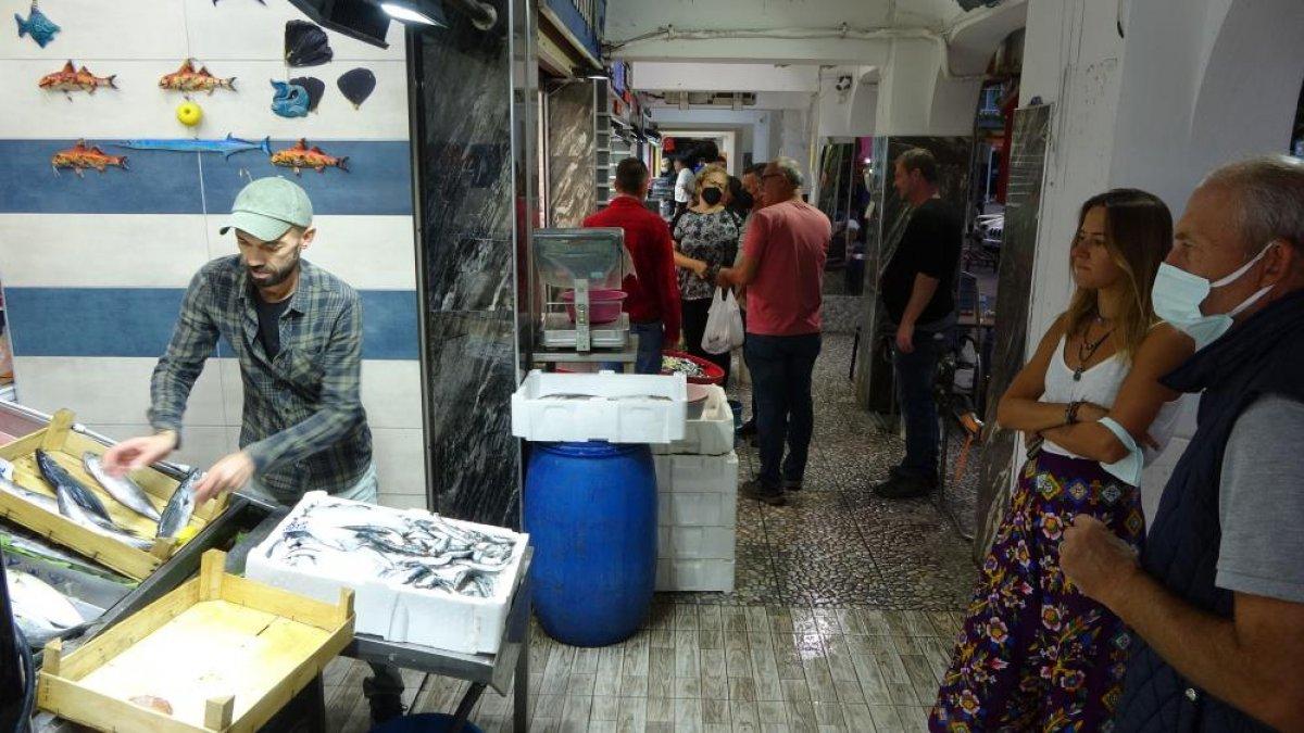 Çanakkale’de tezgahlarda lüfer bolluğu yaşanıyor