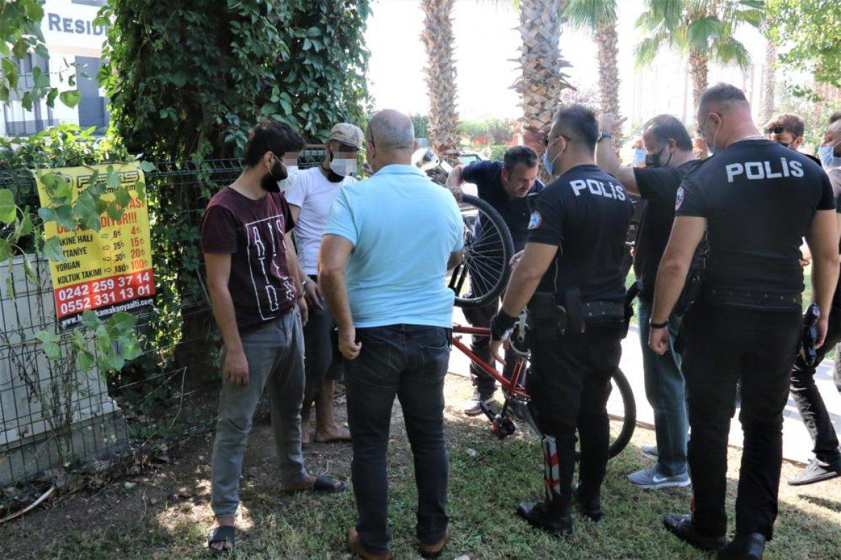 Antalya'da kafede oturan kadının çantasını çalan hırsızlar yakalandı