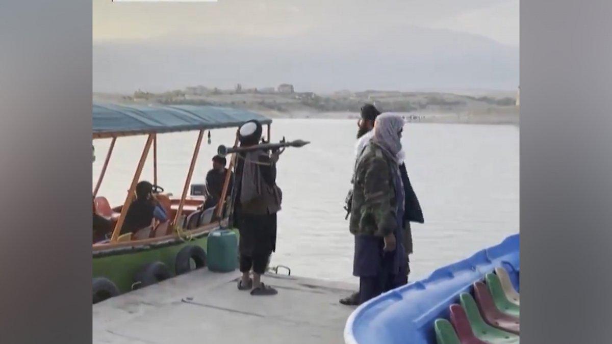 Taliban üyeleri, lunaparklarda eğlenmeye devam ediyor