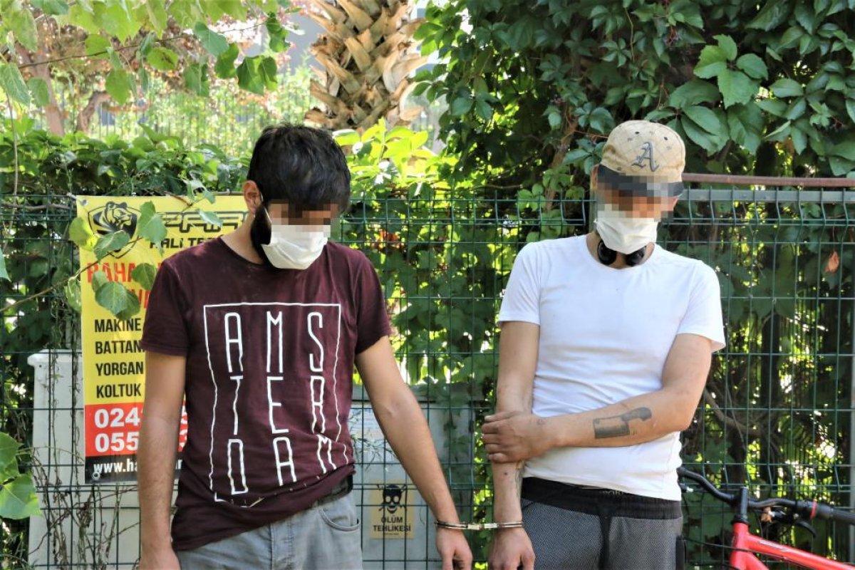 Antalya'da kafede oturan kadının çantasını çalan hırsızlar yakalandı