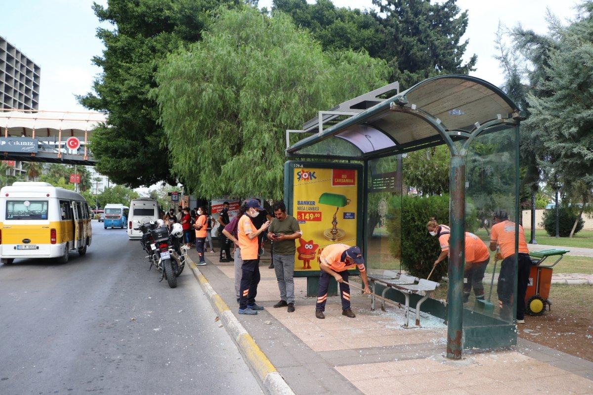 Mersin'de sinir krizi geçiren kadın, otobüs durağına saldırdı