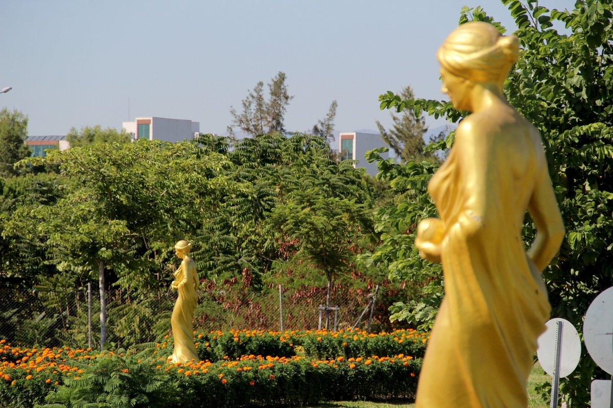 Antalya'daki Altın Portakal Film Festivali için 58 heykel dikildi