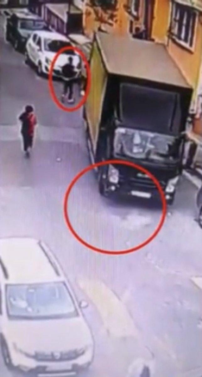 Kağıthane'de öğrencilere torpil atan çocuk