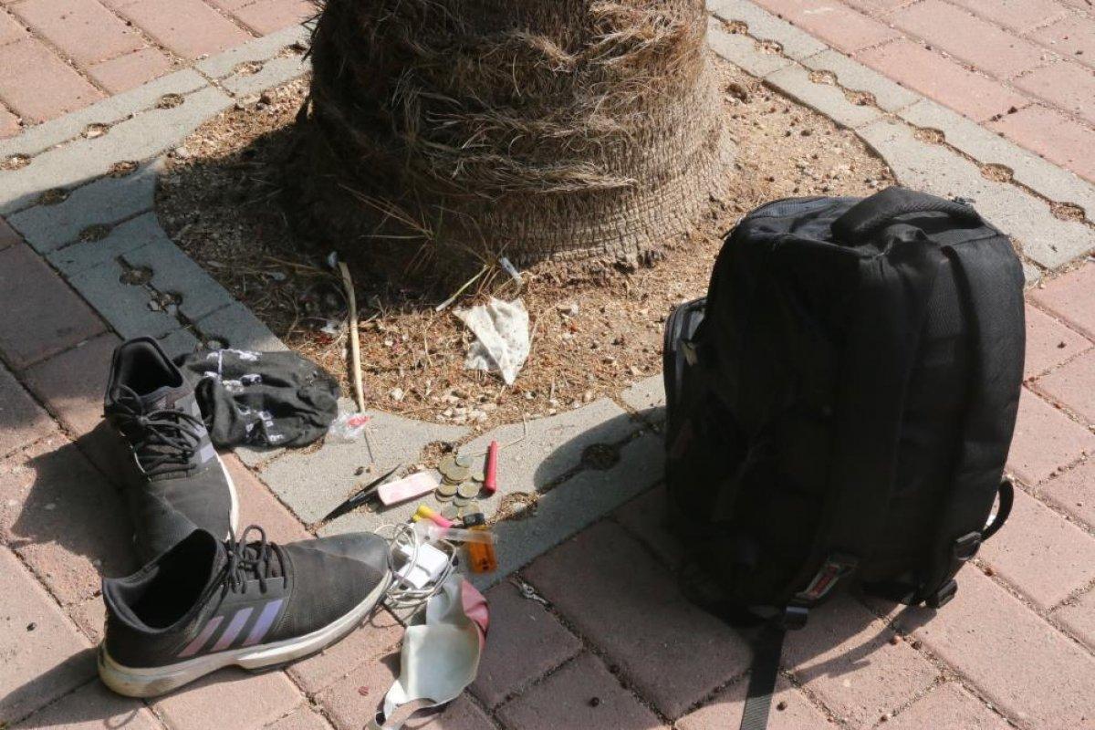 Antalya'da kafede oturan kadının çantasını çalan hırsızlar yakalandı