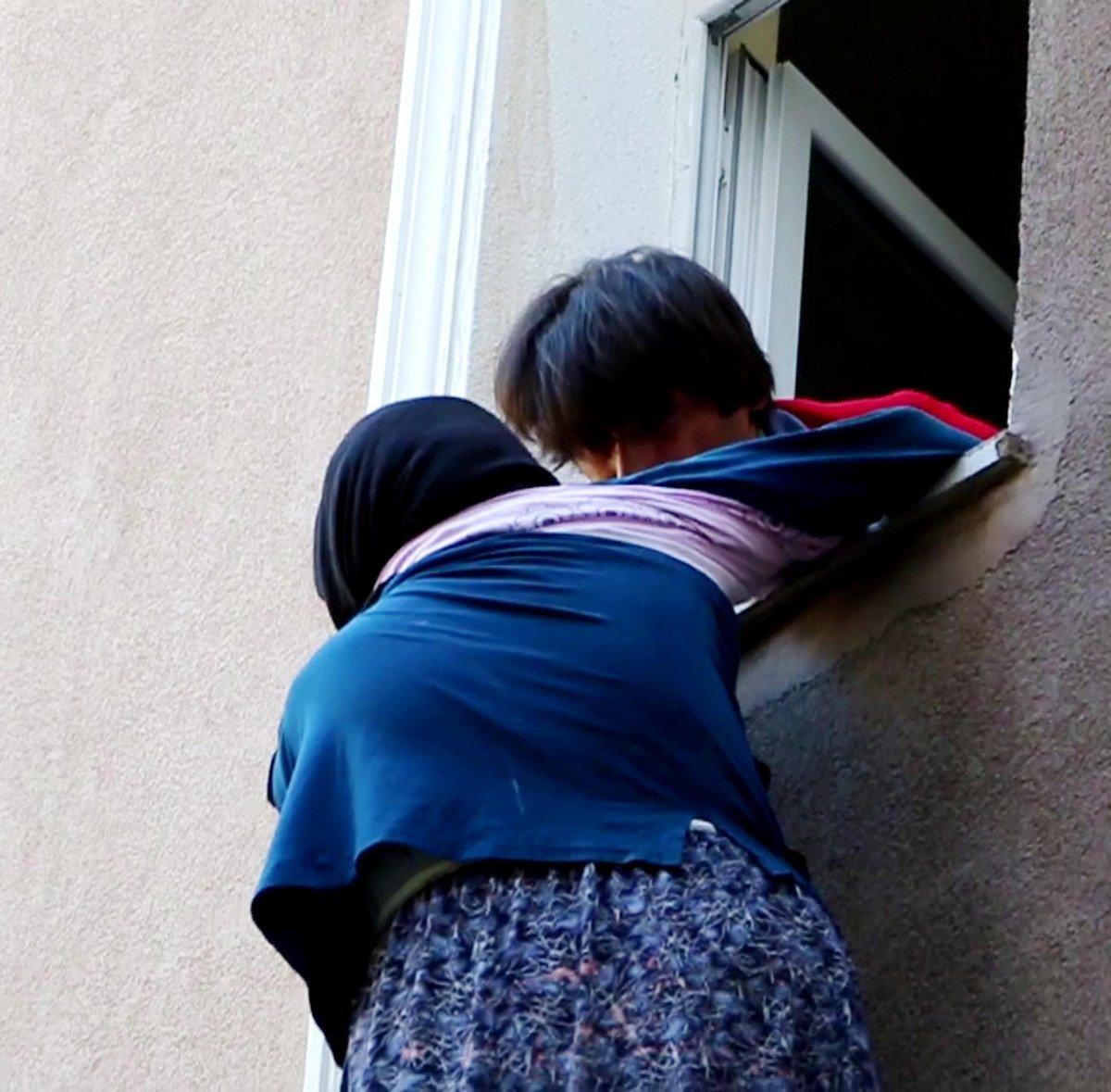 Erzurum'da pencereden atlamak isteyen annesini zor tuttu