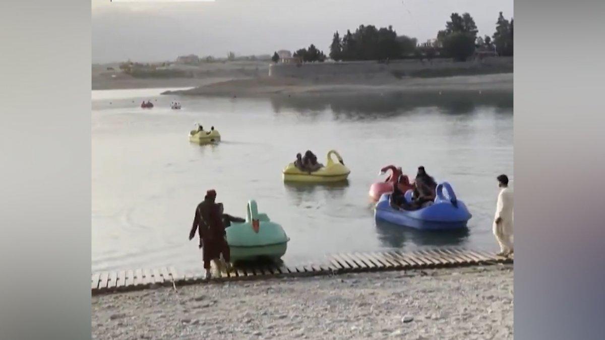 Taliban üyeleri, lunaparklarda eğlenmeye devam ediyor