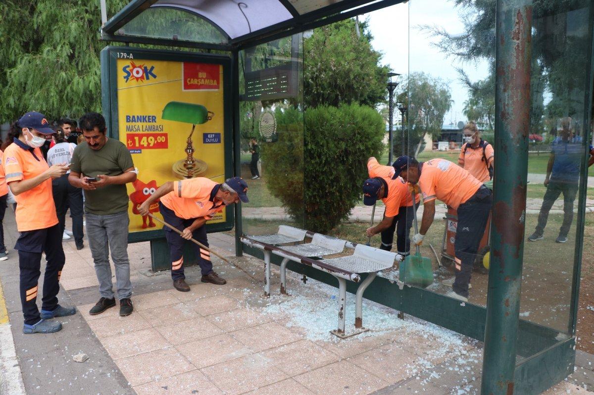 Mersin'de sinir krizi geçiren kadın, otobüs durağına saldırdı