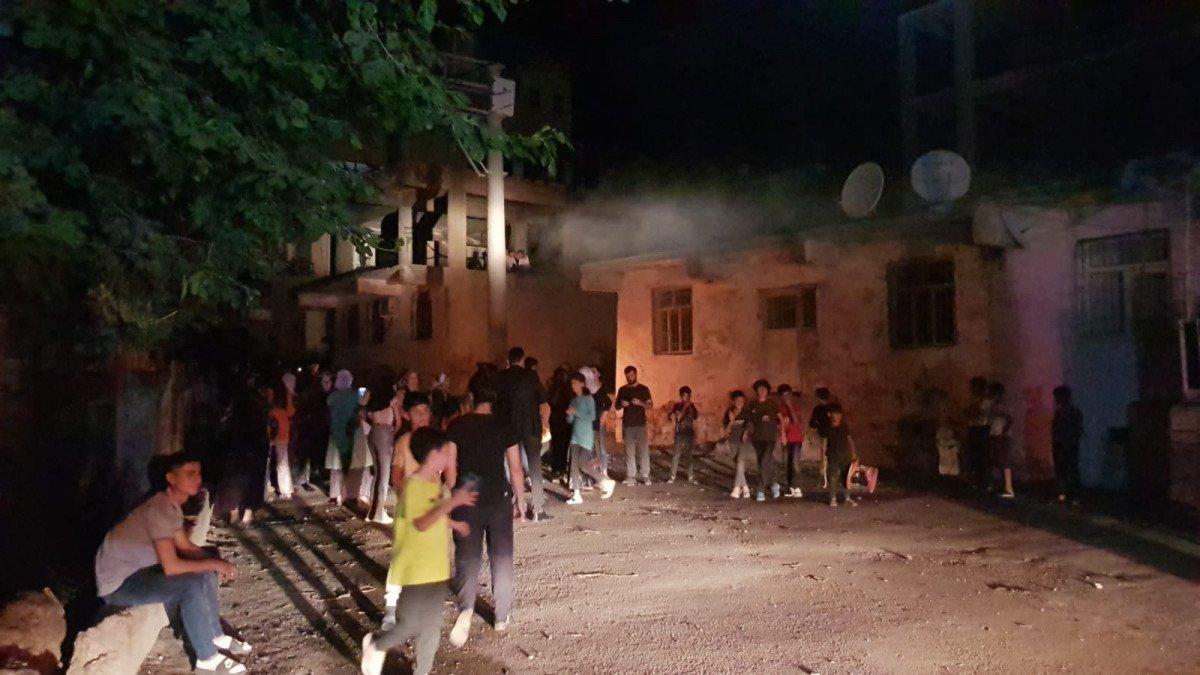 Diyarbakır'da sayaçların elektrik direklerine bağlanmasını protesto ettiler