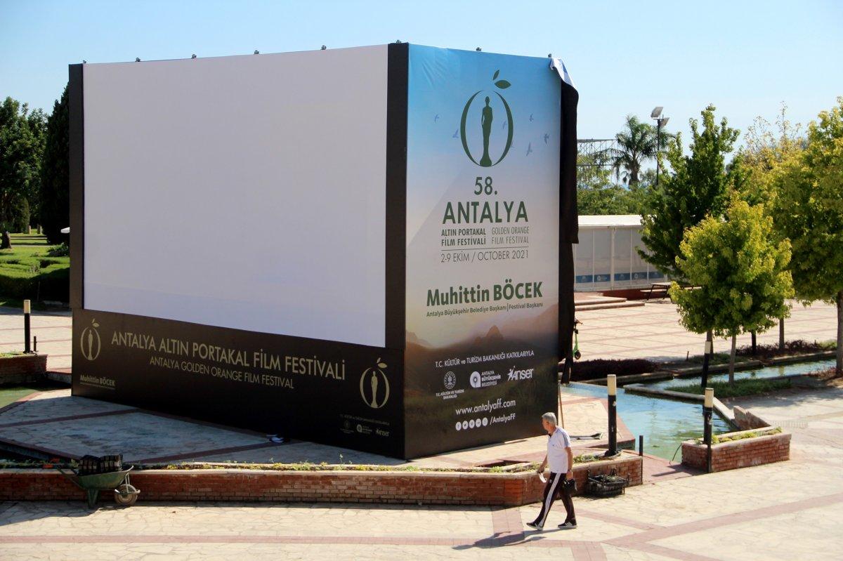 Antalya'daki Altın Portakal Film Festivali için 58 heykel dikildi
