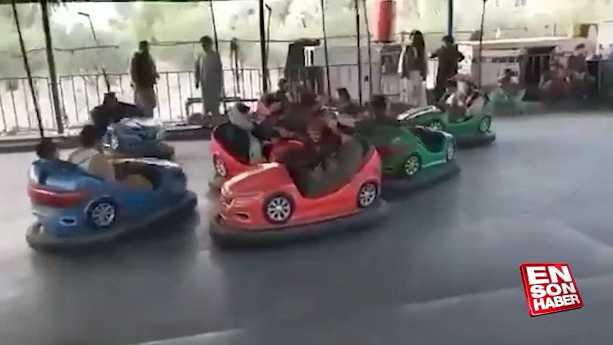 Taliban üyeleri, lunaparklarda eğlenmeye devam ediyor