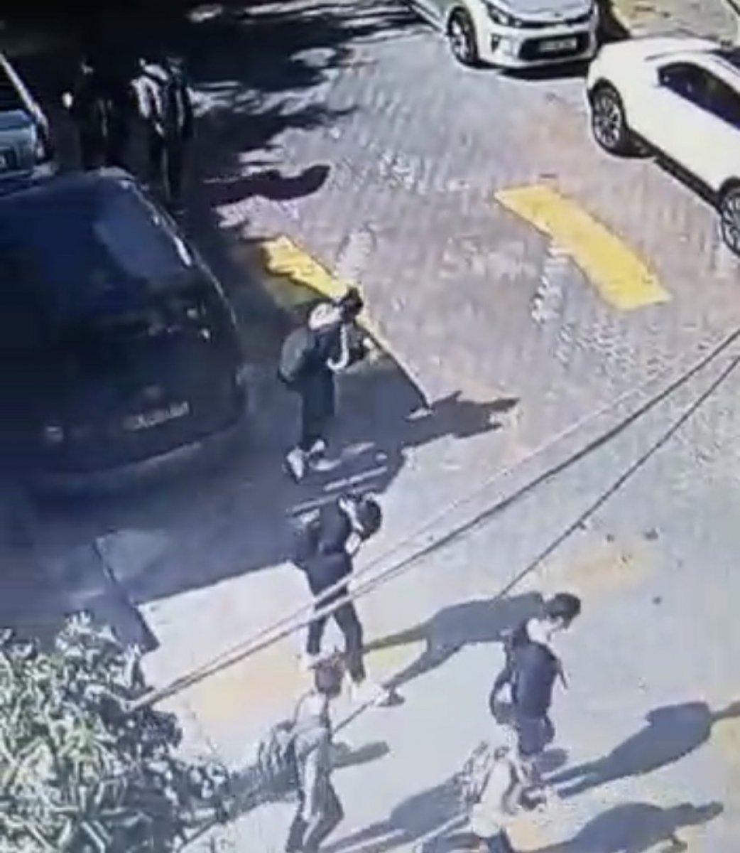 Kağıthane'de öğrencilere torpil atan çocuk