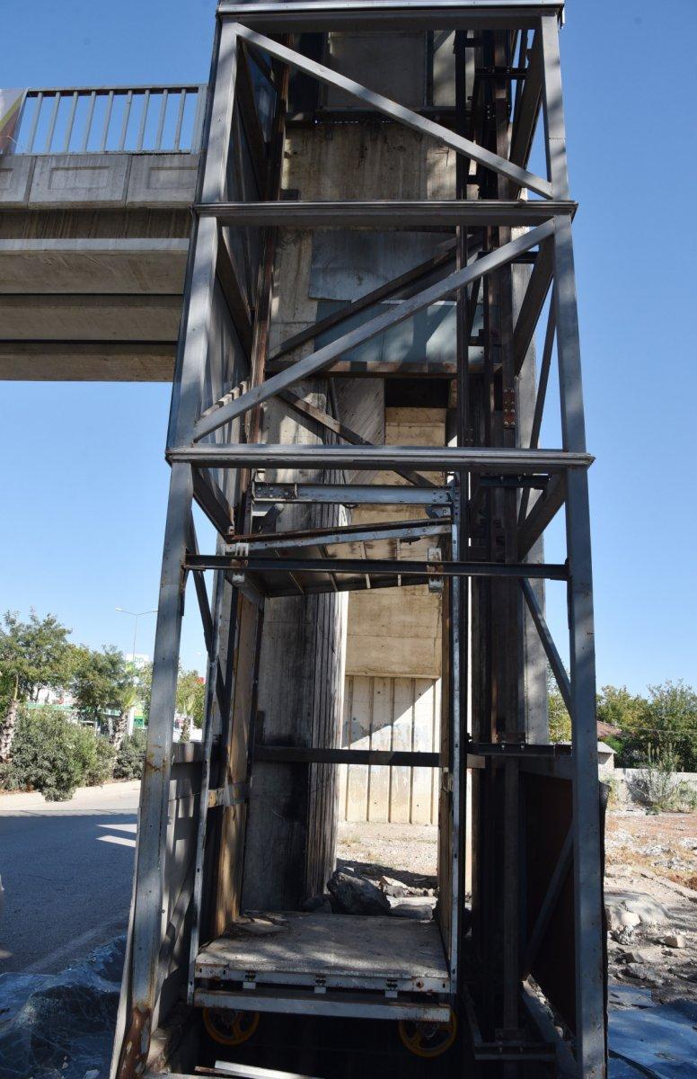 Antalya’da, asansör kabininden parça çalarken yakalandı