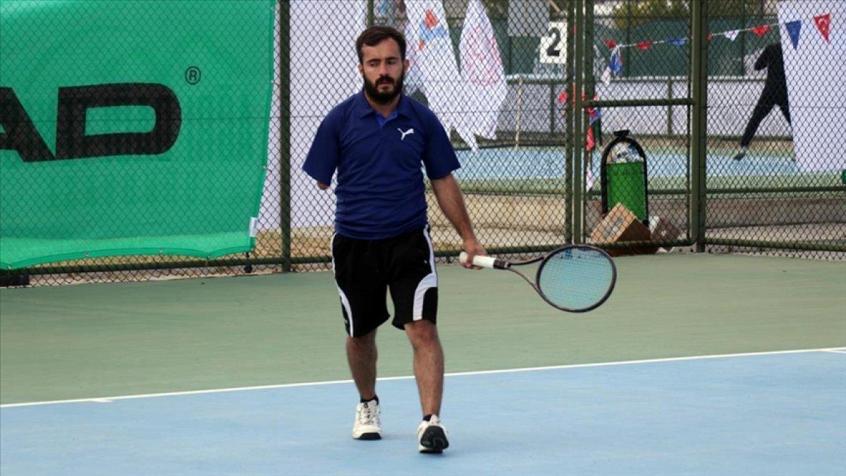 Tek kollu tenisçi, spor branşlarındaki başarılarıyla takdir topluyor
