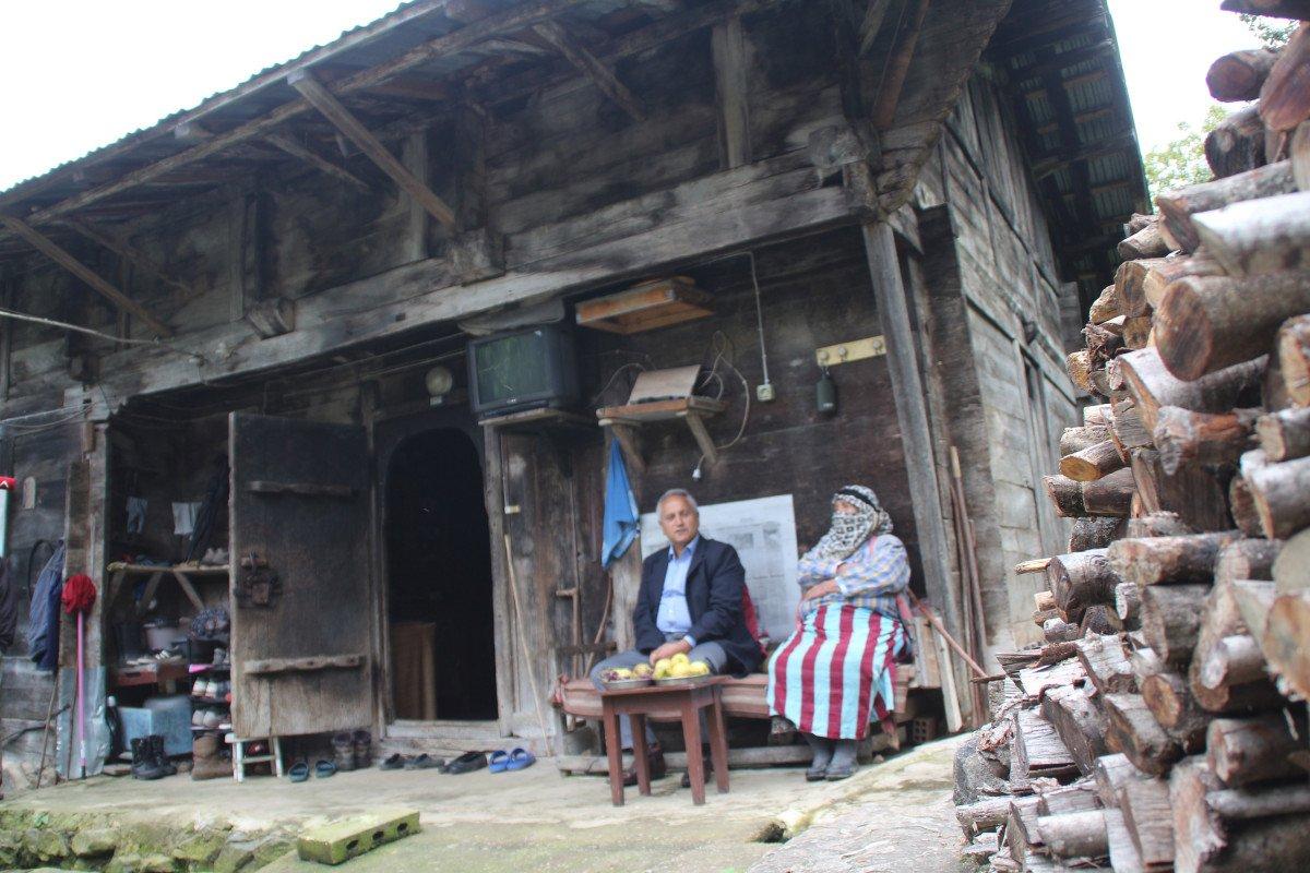 Myanmar’a gidemeyen büyükelçi, Rize’de bahçe işleri ile uğraşıyor