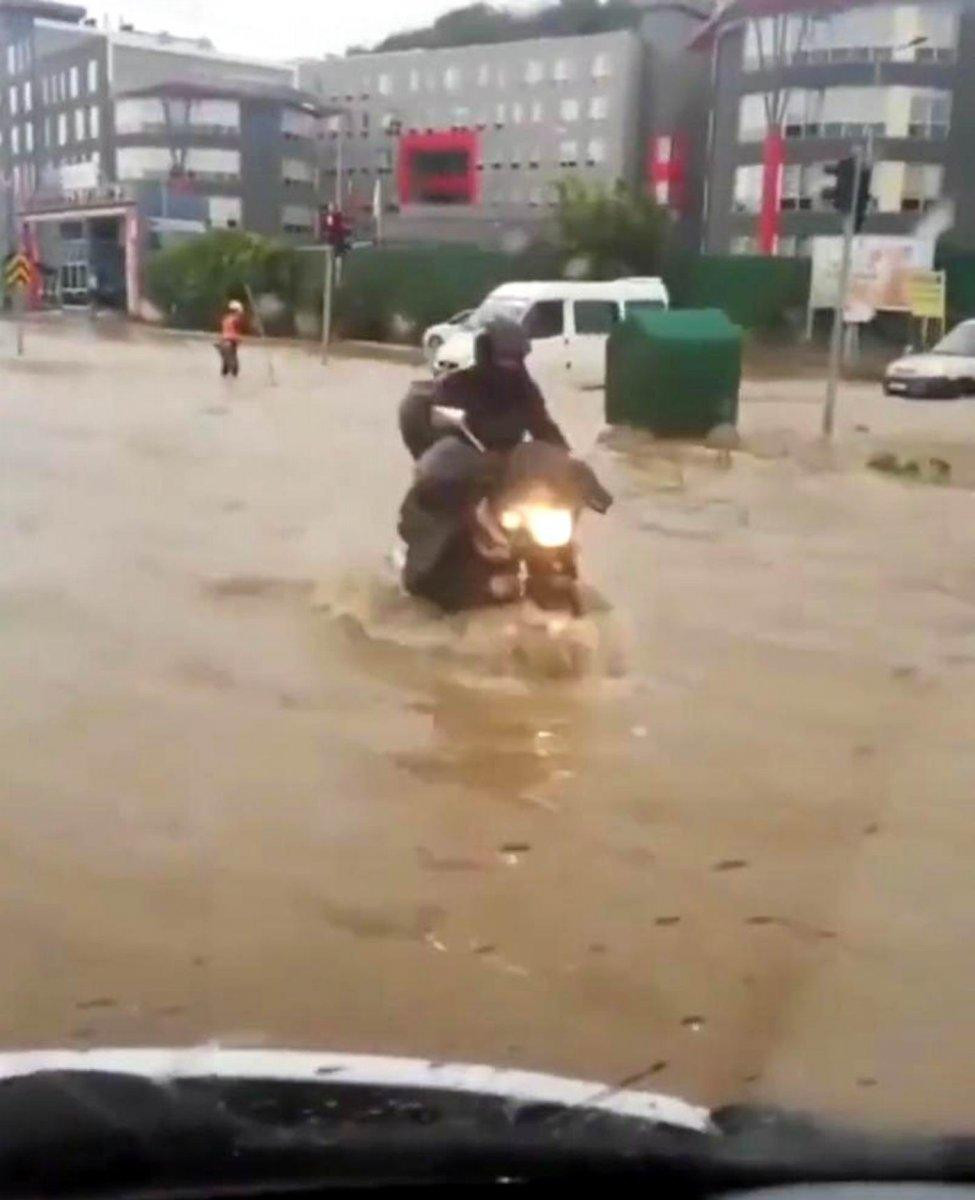 Samsun’da 600’lük boru yerinden oynadı, kara yolunu su bastı