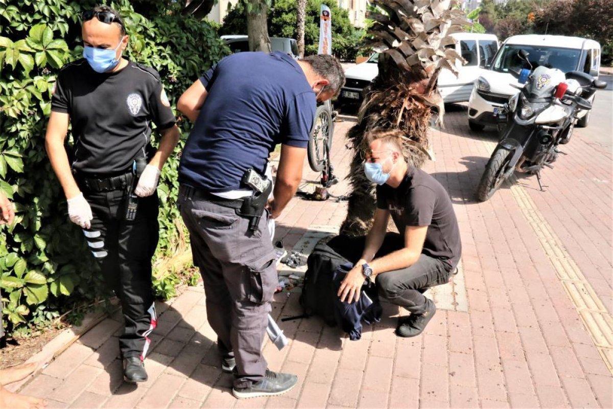 Antalya'da kafede oturan kadının çantasını çalan hırsızlar yakalandı