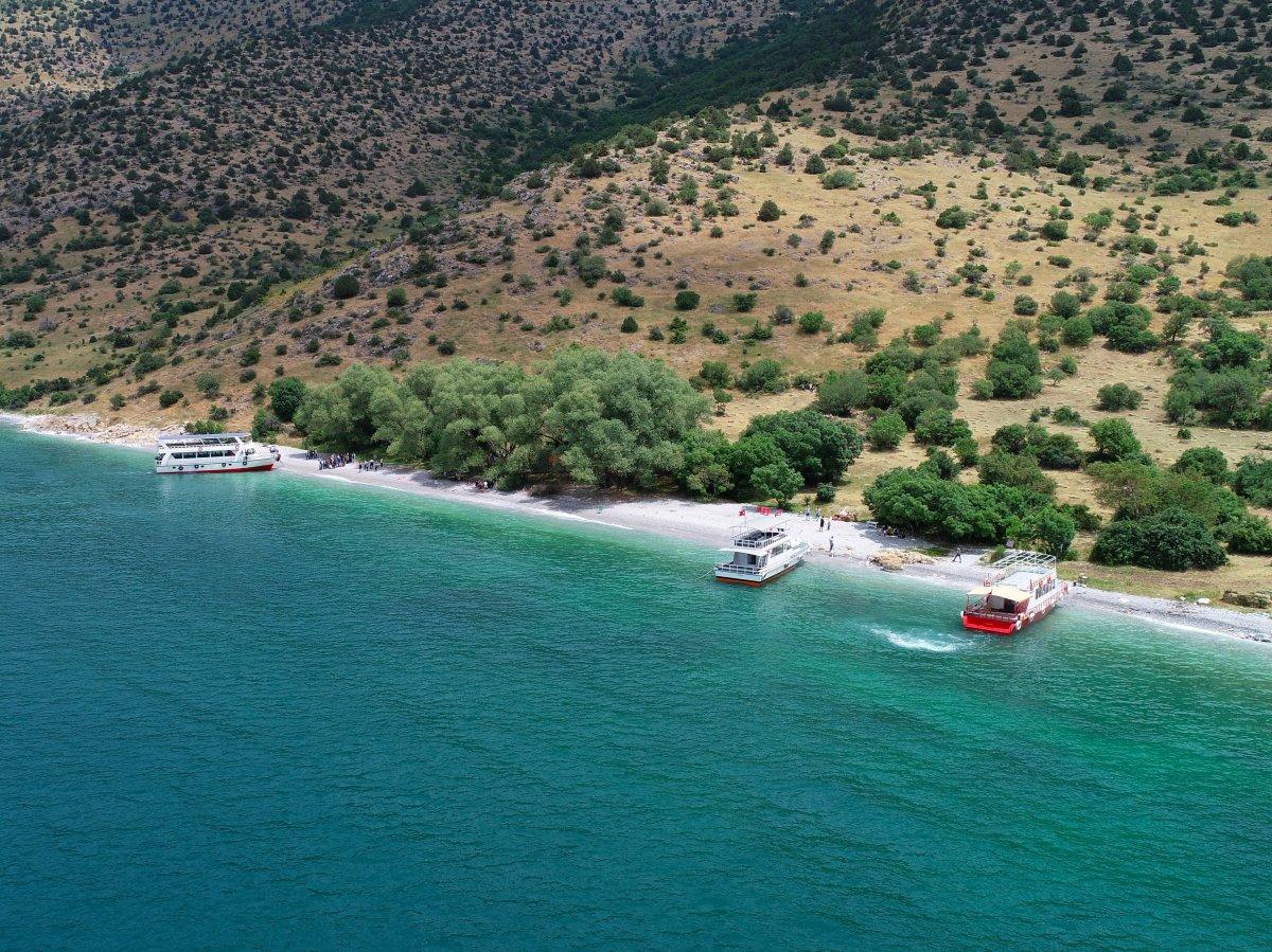 Van Gölü'nden hazırlanan sprey, koronavirüsün yayılmasına engel oluyor