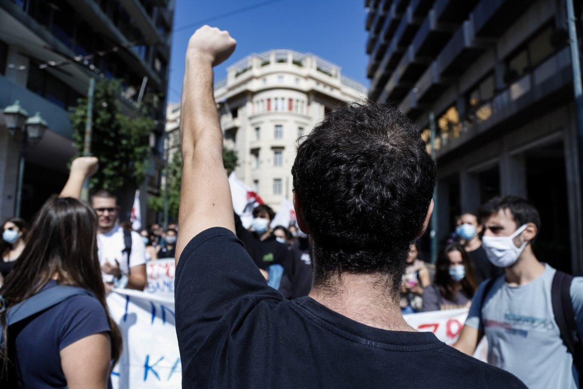 Yunanistan’da öğrenciler üniversitelerin açılması için sokaklarda