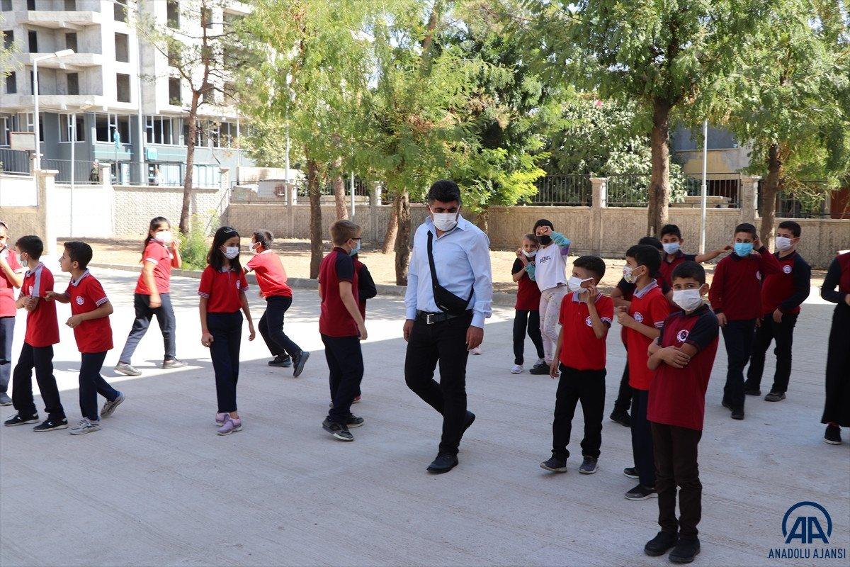 Siirt'te dili boğazına kaçan öğrenciyi, öğretmeni kurtardı