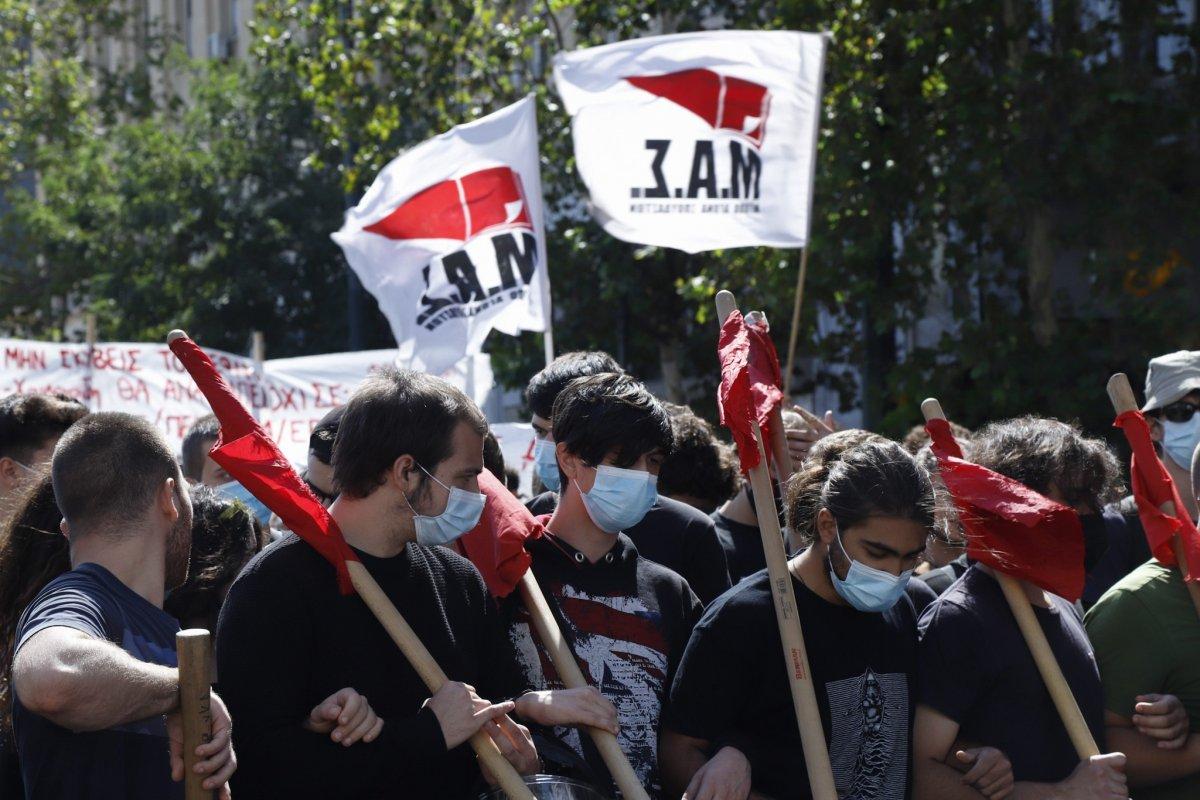 Yunanistan’da öğrenciler üniversitelerin açılması için sokaklarda