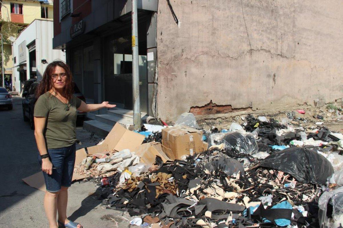 İzmir araziye yığılan çöplerle yeniden gündeme geldi