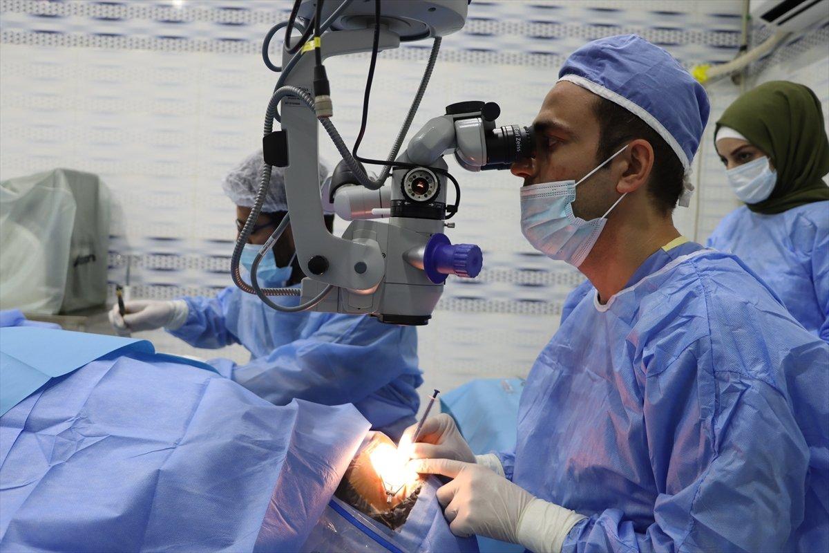 İdlib'de açılan Göz Sağlığı Merkezi'nde tedaviler sürüyor