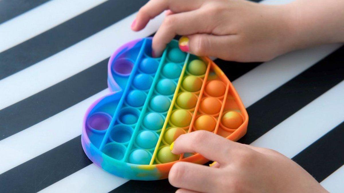 Gökkuşağı renkli stres oyuncağı: Popit nedir, nasıl oynanır?