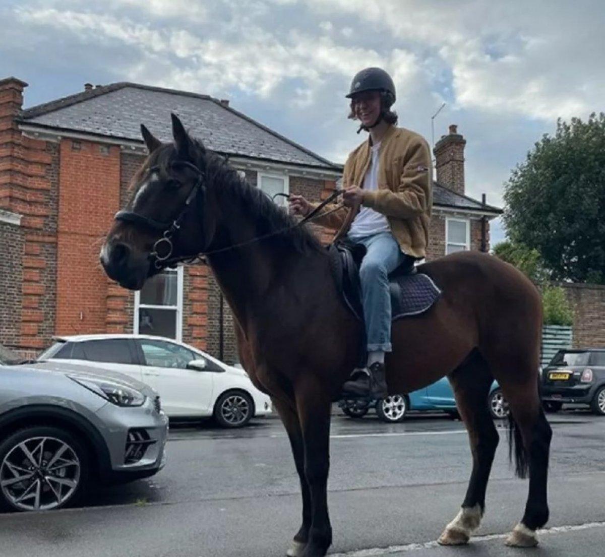 İngiltere'deki akaryakıt kriziyle at üzerinde dalga geçti