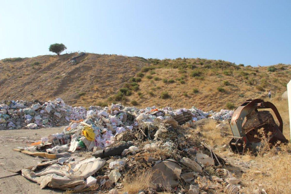 İzmir araziye yığılan çöplerle yeniden gündeme geldi