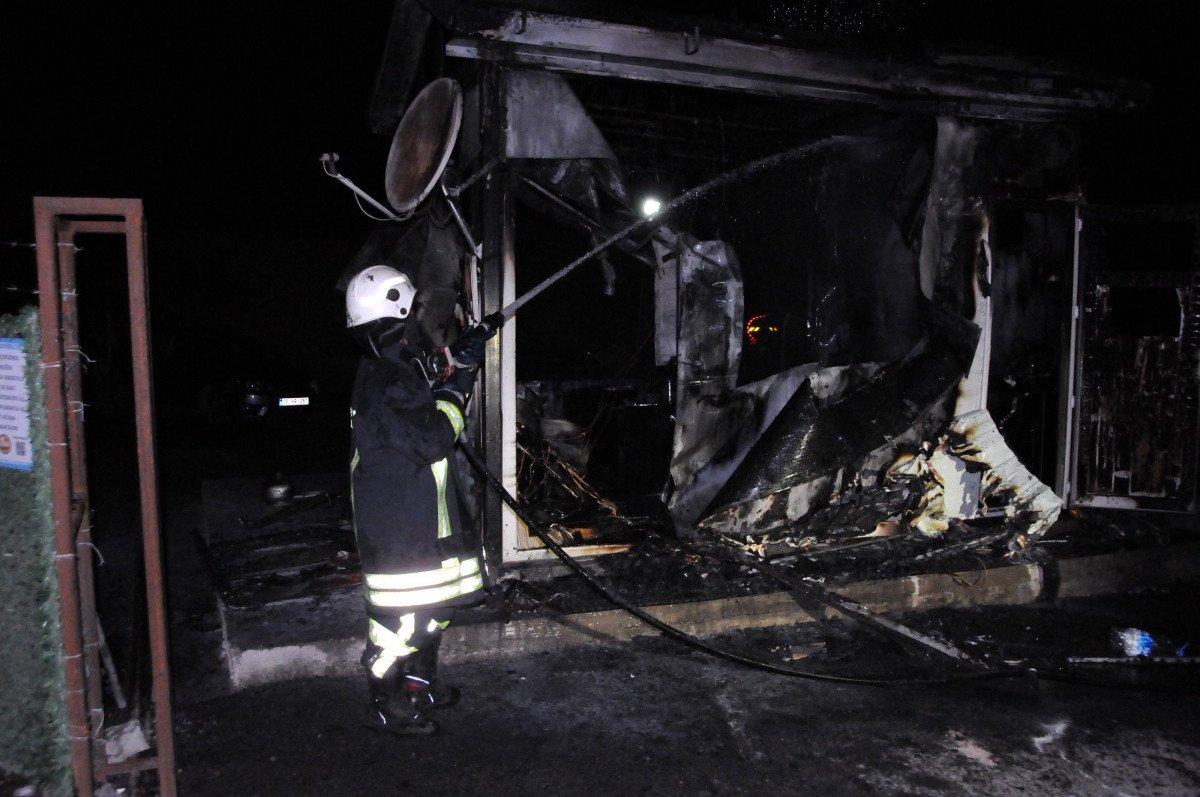 Kayseri'de işten çıkarılan şahıs, iş makinesi ve iş yerinin güvenlik kulübesini yaktı