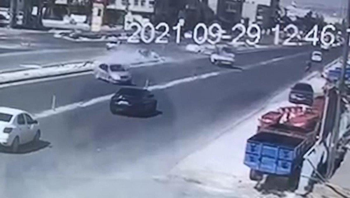 Şanlıurfa’da kamyonetten kaçtı, 2 otomobile çarptı