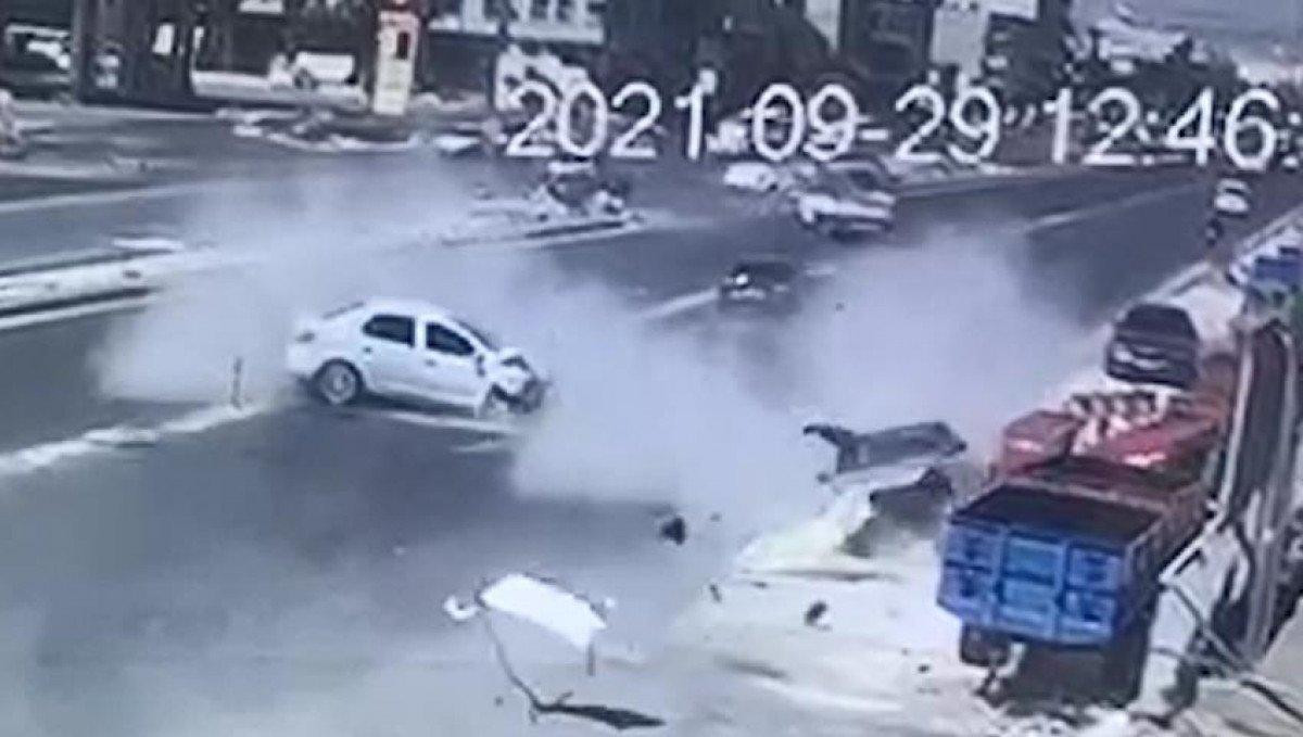 Şanlıurfa’da kamyonetten kaçtı, 2 otomobile çarptı