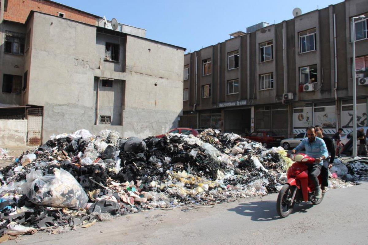 İzmir araziye yığılan çöplerle yeniden gündeme geldi