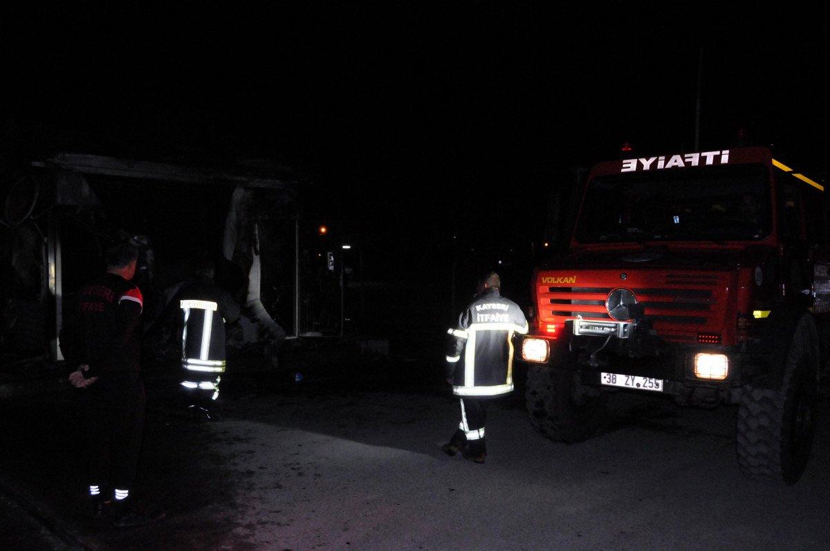 Kayseri'de işten çıkarılan şahıs, iş makinesi ve iş yerinin güvenlik kulübesini yaktı