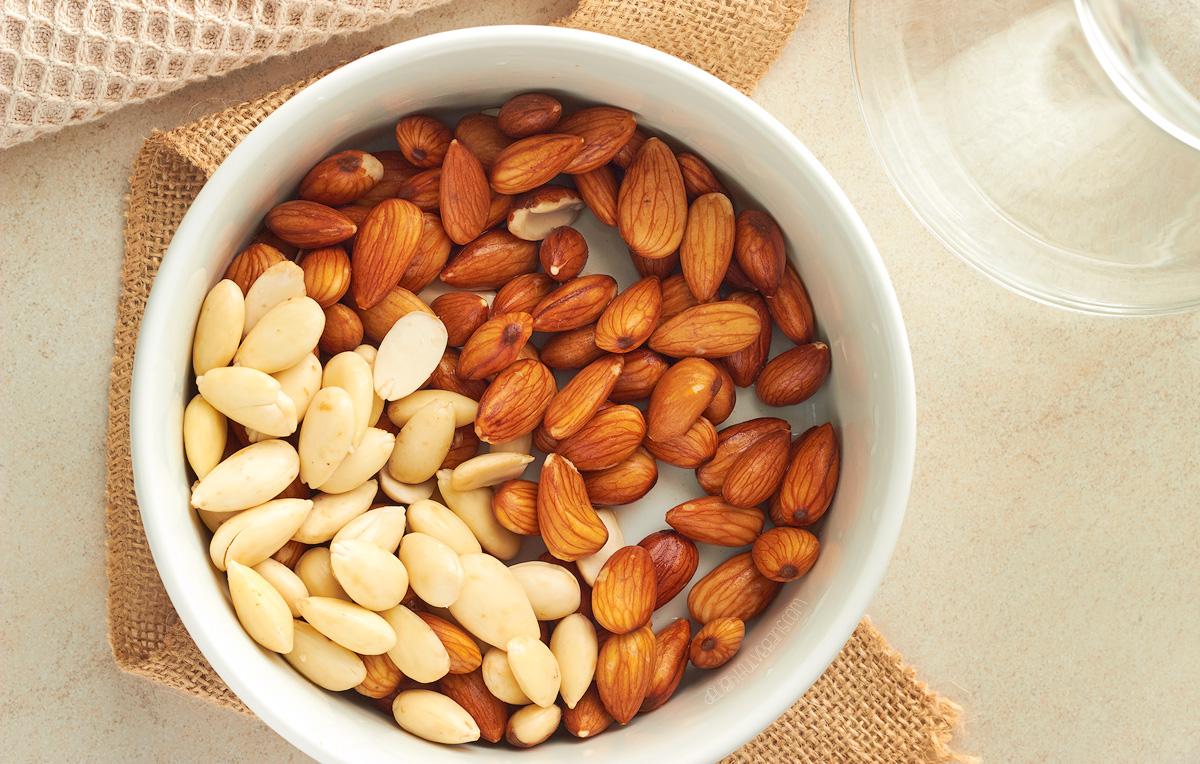 Bademi ıslatarak ve soyarak tüketmek için 4 neden