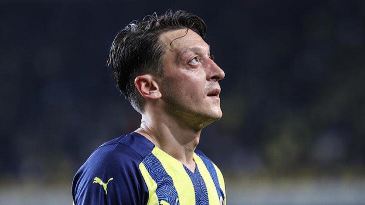 Peter Crouch, Havertz'i kötülerken Mesut'u örnek gösterdi