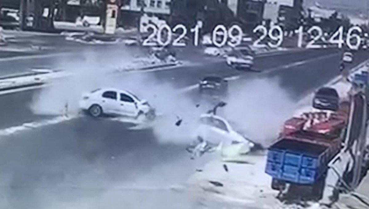 Şanlıurfa’da kamyonetten kaçtı, 2 otomobile çarptı