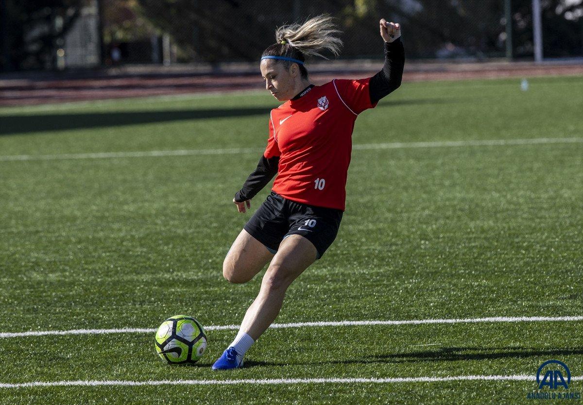 Kadın futbol takımında kaptanlık yapan Damla, başarı hikayesini anlattı