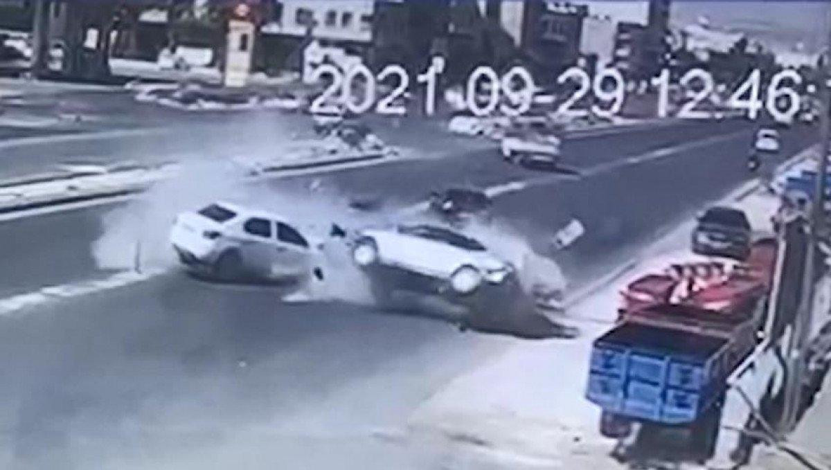 Şanlıurfa’da kamyonetten kaçtı, 2 otomobile çarptı