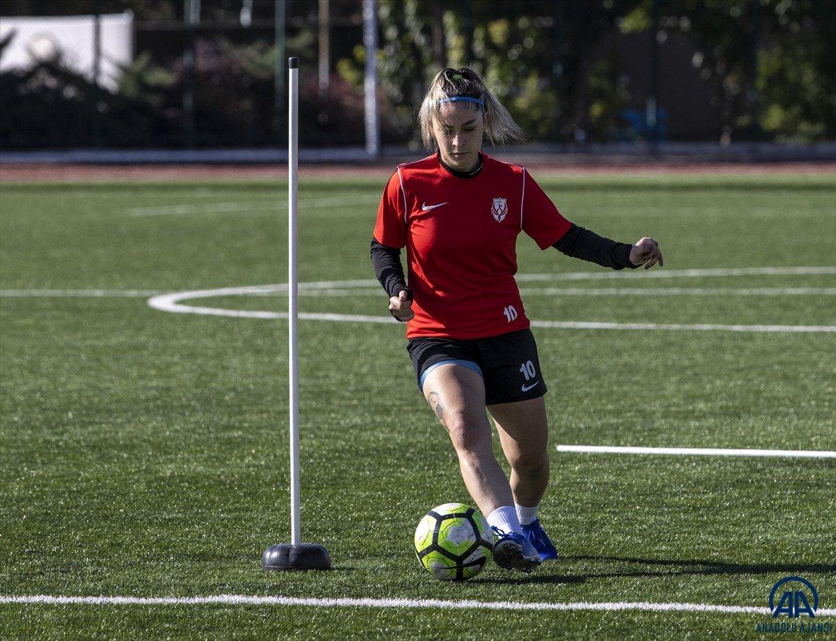 Kadın futbol takımında kaptanlık yapan Damla, başarı hikayesini anlattı