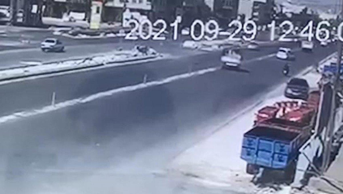 Şanlıurfa’da kamyonetten kaçtı, 2 otomobile çarptı