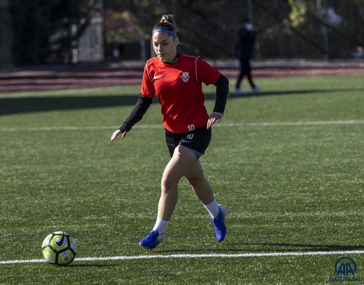Kadın futbol takımında kaptanlık yapan Damla, başarı hikayesini anlattı
