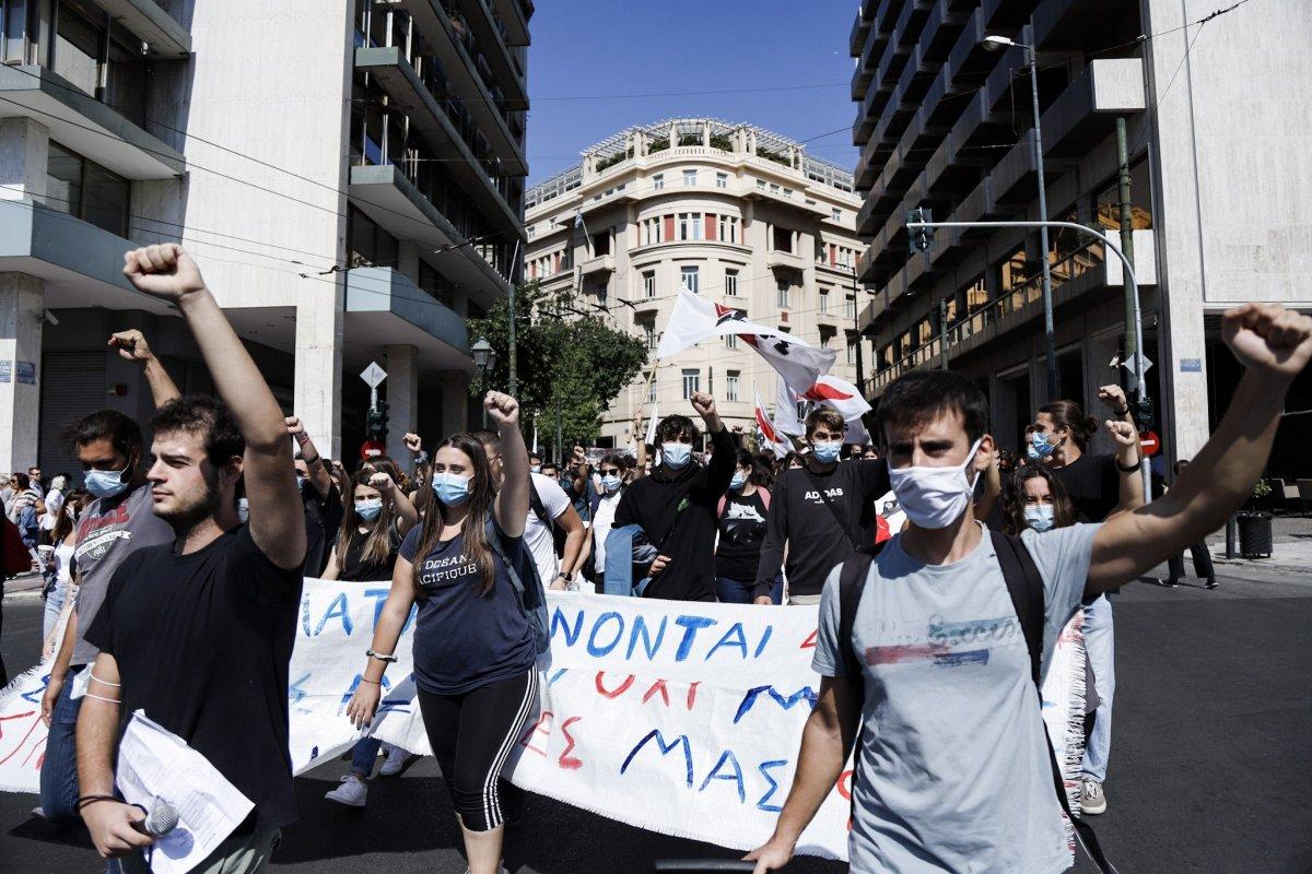 Yunanistan’da öğrenciler üniversitelerin açılması için sokaklarda