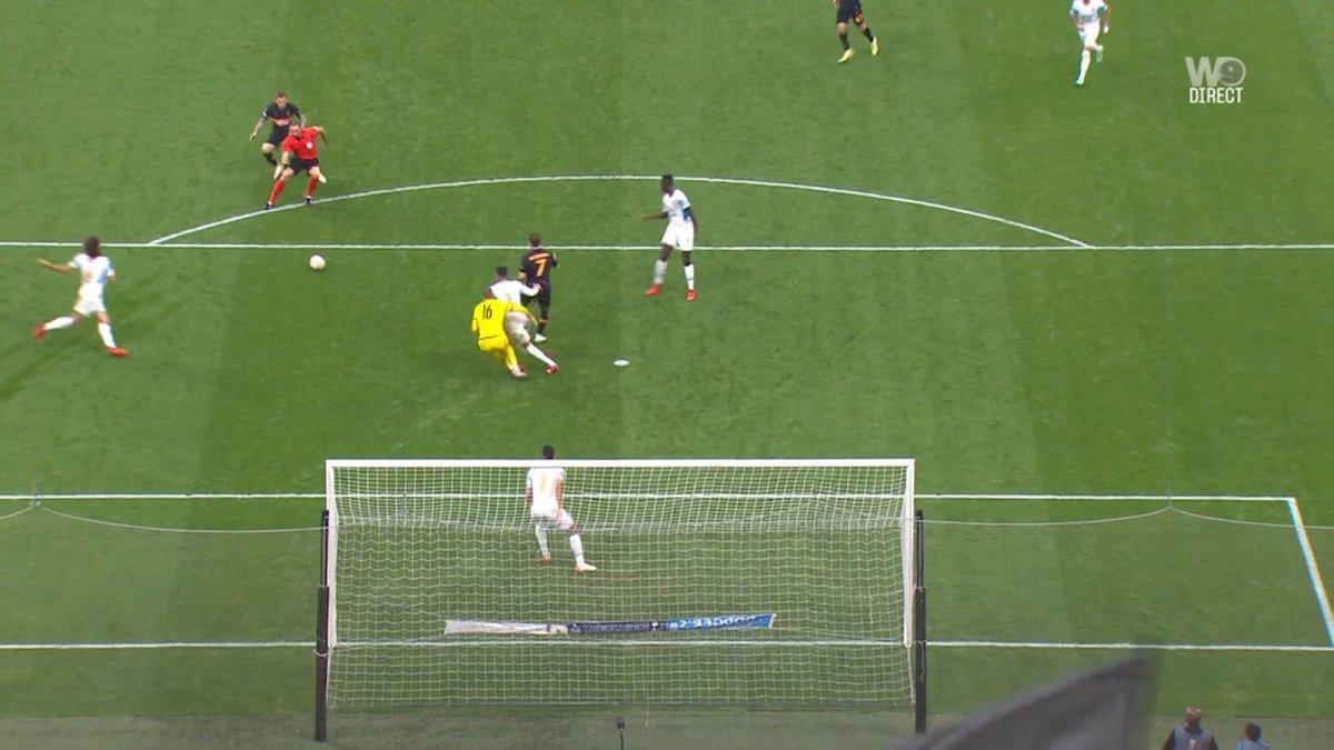 Bariz golü engelleyen hakemin savunması