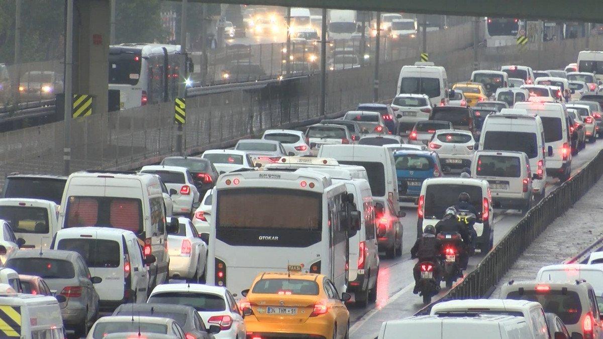 İstanbul'da haftanın son iş günü trafik yüzde 70'e yaklaştı