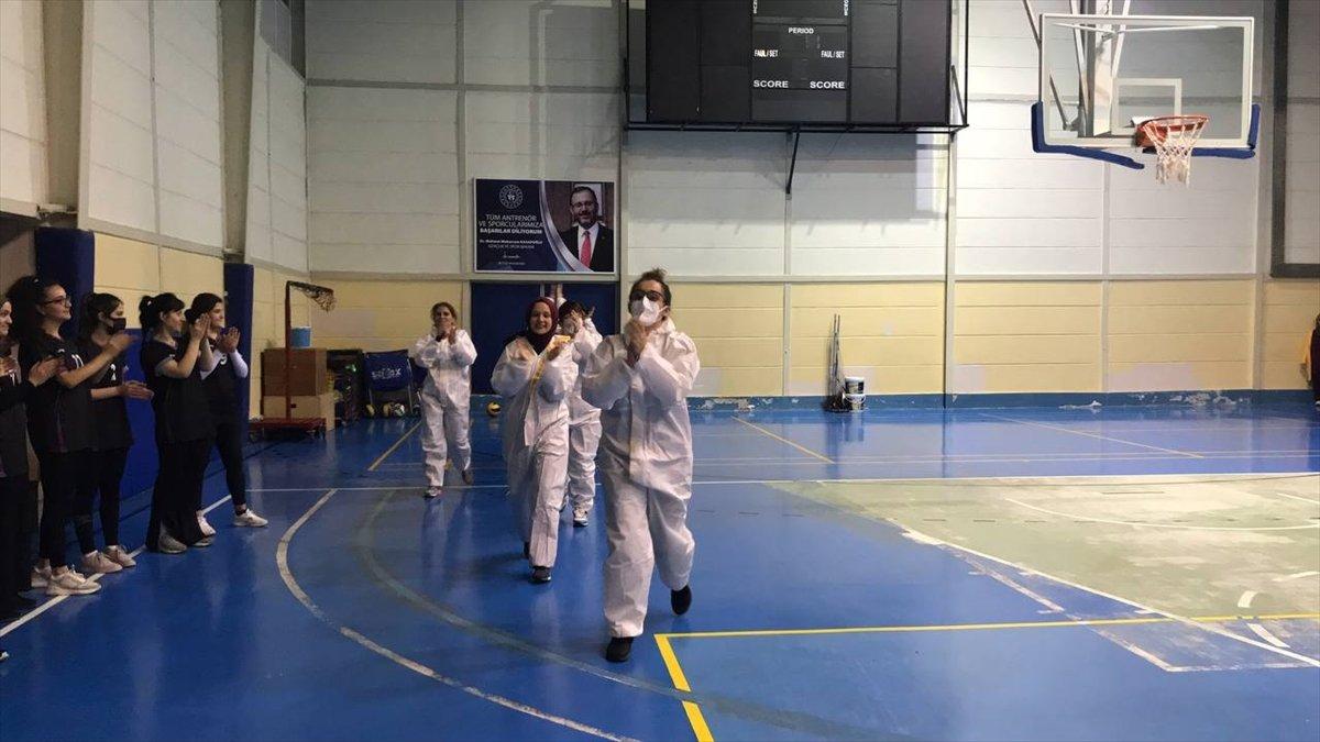 Kastamonu'da sağlıkçılar voleybol maçına filyasyon kıyafeti ve maske ile çıktılar