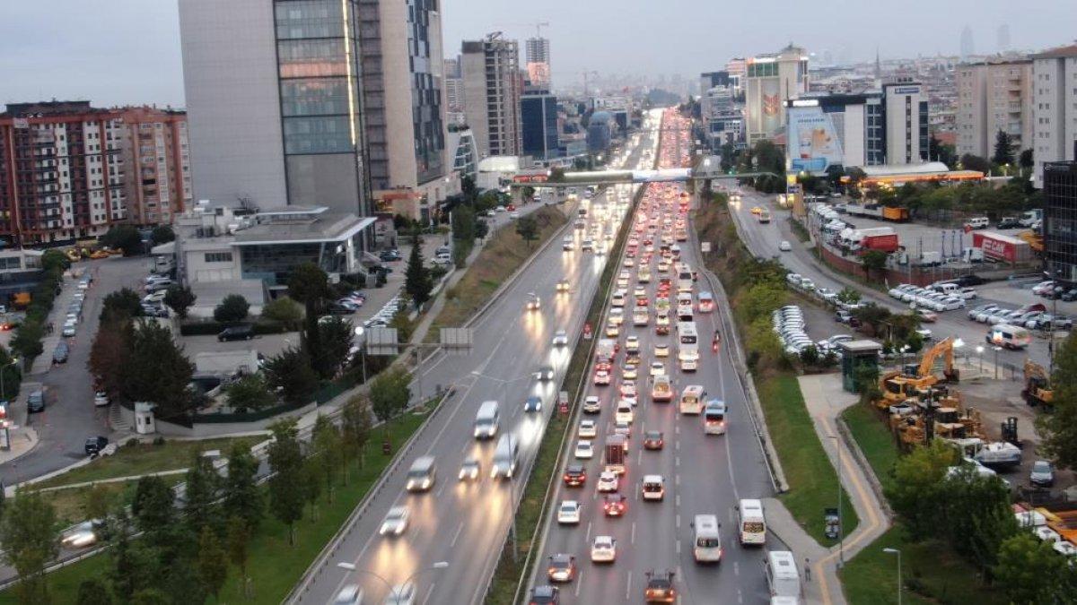 İstanbul'da haftanın son iş günü trafik yüzde 70'e yaklaştı