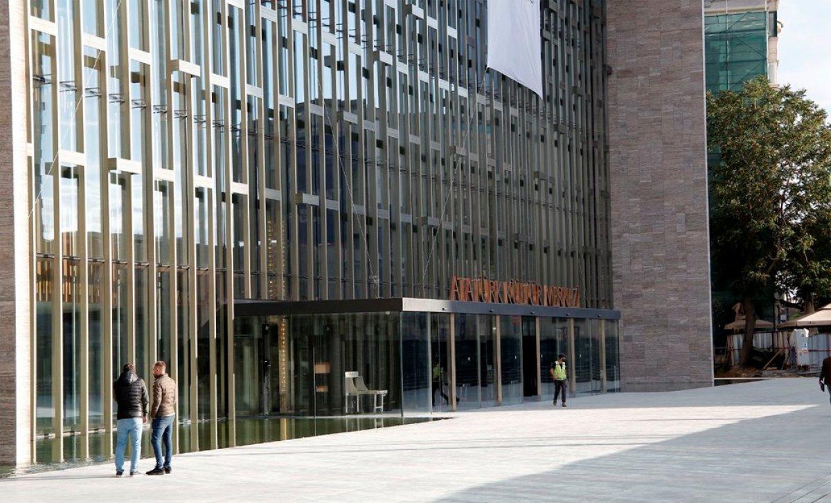 Atatürk Kültür Merkezi'nin yeni tabelası asıldı