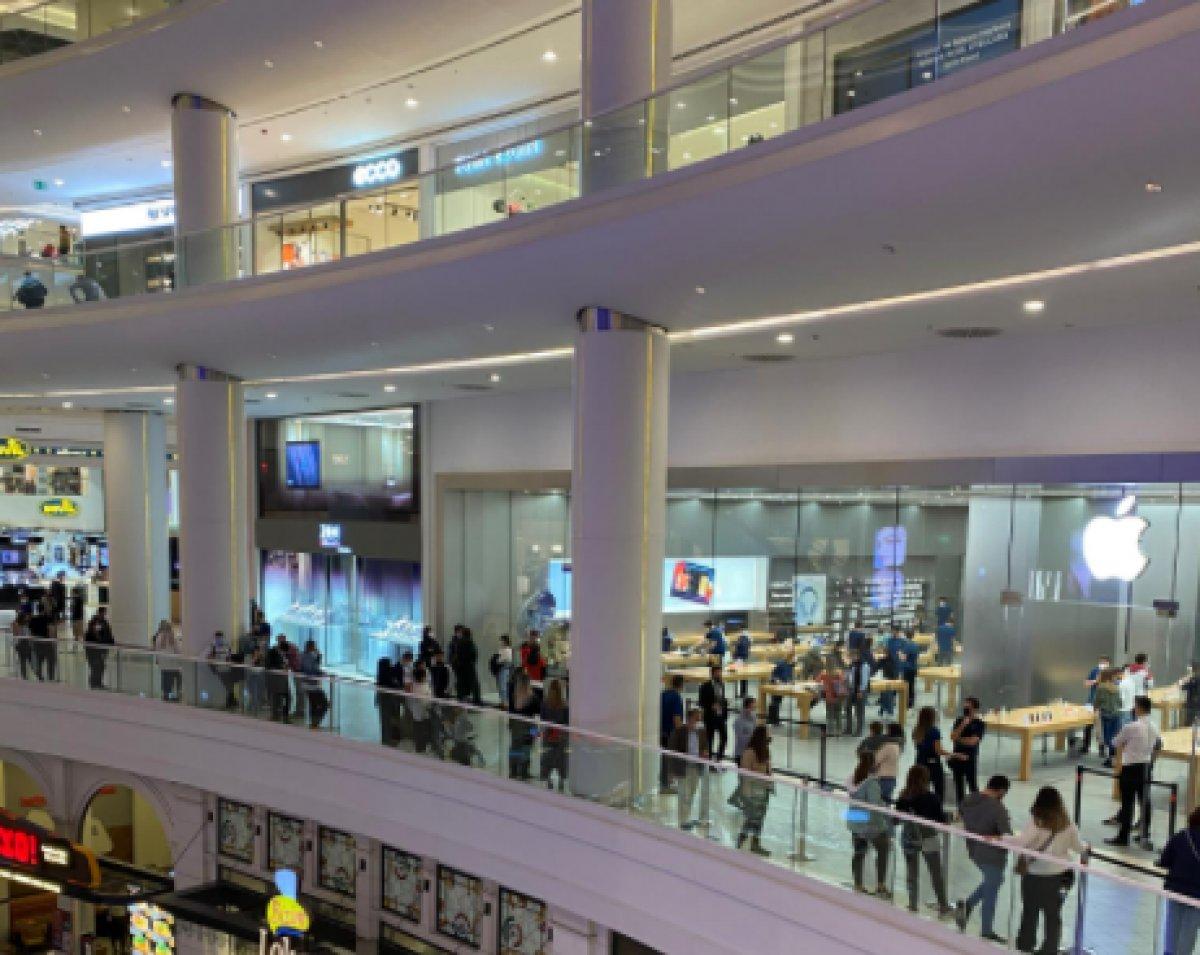 İstanbul'da Apple mağazasında iPhone kuyruğu