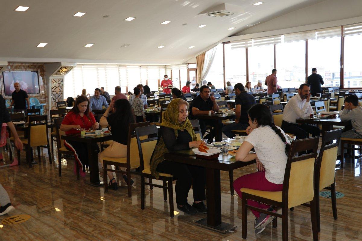 İranlıların Van’a gelişi esnafın yüzünü güldürdü